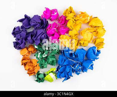 boules de papier froissées colorées dispersées sur fond blanc Banque D'Images