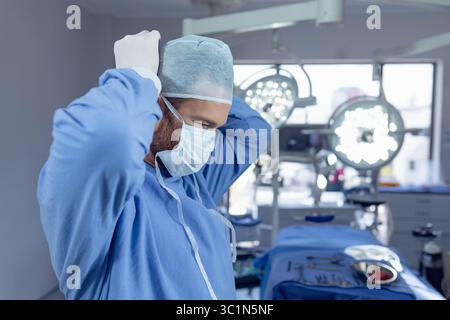Plafonniers chirurgicaux éclairant la table d'instruments couverte, avec plateaux d'instruments près de la fenêtre Banque D'Images