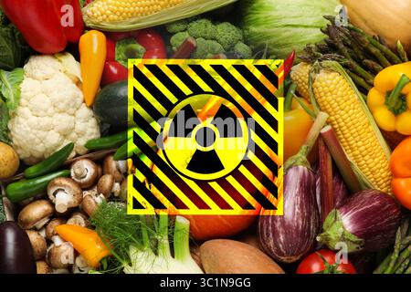 Légumes frais et signe radioactif. Contamination environnementale, aliments pollués Banque D'Images