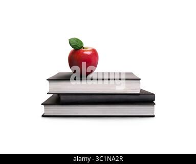 Une pile de 3 livres pour retourner à l'école avec une pomme rouge pour le professeur ou pour l'enfant comme collation saine pendant leur leçon fond blanc. Banque D'Images