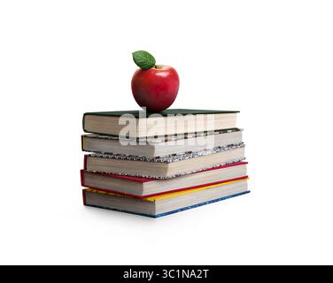 Une pile de 5 livres pour retourner à l'école avec une pomme rouge pour le professeur ou pour l'enfant comme collation saine pendant leur leçon fond blanc. Banque D'Images