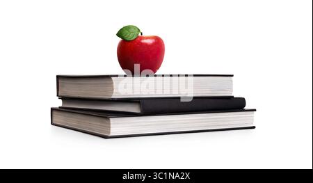 Une pile de 3 livres pour retourner à l'école avec une pomme rouge pour le professeur ou pour l'enfant comme collation saine pendant leur leçon fond blanc. Banque D'Images