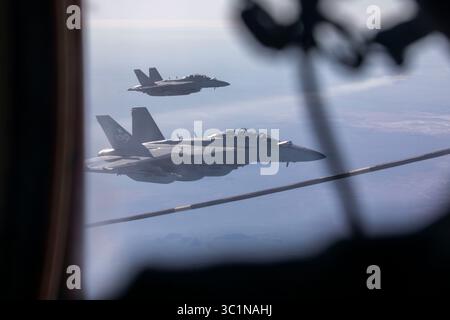 Les avions EA-18G Growler de la Royal Australian Air Force avec le No 6 Squadron volent aux côtés d'un Super Hercules KC-130J du corps des Marines des États-Unis affecté à la Marine Aer Banque D'Images