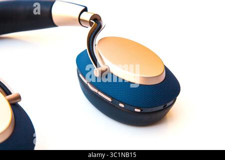 Casque sans fil Bowers et Wilkins sur fond blanc. Banque D'Images