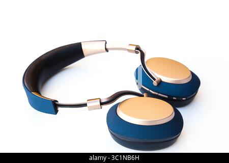 Casque sans fil Bowers et Wilkins sur fond blanc. Banque D'Images