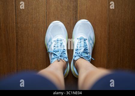Une sportive faisant des étirements de jambes Banque D'Images