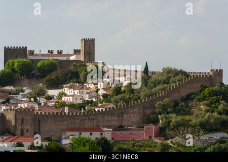Village médiéval d'Óbidos et remparts du château au Portugal, Europe Banque D'Images