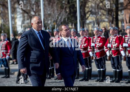 4 mars 2019 - Sofia, Bulgarie - le premier ministre bulgare BOYKO BORISOV (à gauche) et son homologue russe DIMITRY MEDVEDEV (à droite) honorent les gardes d'honneur lors d'une cérémonie de bienvenue officielle. Les principaux sujets de discussion entre les parties bulgare et russe sont liés à la coopération dans les domaines de l'énergie, de l'économie et du tourisme. (Crédit image : © Borislav Troshev via ZUMA Wire) Banque D'Images