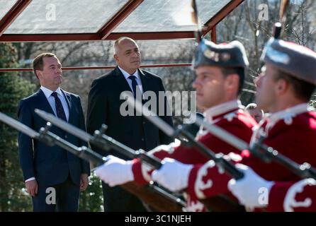 4 mars 2019 - Sofia, Bulgarie - le premier ministre bulgare BOYKO BORISOV (à droite) et son homologue russe DIMITRY MEDVEDEV (à gauche) honorent les gardes d'honneur lors d'une cérémonie de bienvenue officielle. Les principaux sujets de discussion entre les parties bulgare et russe sont liés à la coopération dans les domaines de l'énergie, de l'économie et du tourisme. (Crédit image : © Borislav Troshev via ZUMA Wire) Banque D'Images