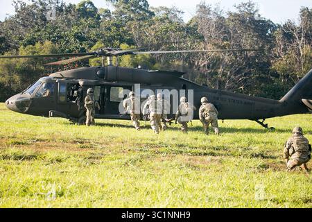28 février 2019 - Schofield Barracks, Hawaii, États-Unis - des soldats courent vers un hélicoptère UH-60 Black Hawk avec un patient simulé lors d'un exercice d'évacuation médicale à Schofield Barracks, Hawaii, le 28 février 2019. (Crédit image : © US Army/ZUMA Wire/ZUMAPRESS.com) Banque D'Images