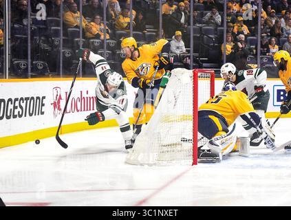 5 mars 2019 ; Nashville Predators Filip Forsberg (9) vérifie l'aile gauche du Minnesota Wild Zach Parise (11) au cours de la deuxième période entre le Minnesota Wild et les Nashville Predators au Bridgestone Arena à Nashville Tennessee. (Crédit photo obligatoire : Steve Roberts/CSM)(crédit image : &copy ; Steve Roberts/Cal Sport Media/CSM via ZUMA Wire) Banque D'Images