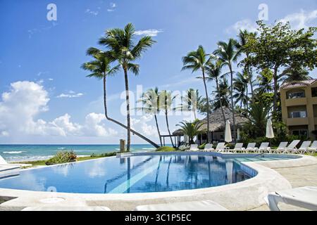 12 septembre 2015 - RepÃºblica Dominicana - la baie de Cabarete est un endroit idéal pour pratiquer le surf, la planche à voile, le kite surf et le paddleboard. Cabarete est un district municipal de la municipalité de SosÃºa dans la province de Puerto Plata en République Dominicaine, connu pour son tourisme et ses plages. (Crédit image : © Jimmy Villalta/VW pics via ZUMA Wire) Banque D'Images