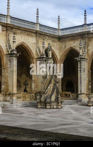 Pinnacle gothique élaboré dans le cloître en pierre avec des arches et balustrade dans la cour historique Banque D'Images