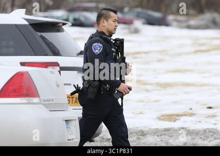 7 mars 2019 - Rockford, Illinois, États-Unis- les forces de l'ordre enquêtent sur la scène où un officier du shérif du comté de McHenry a été abattu dans un hôtel près de North School Bell Road Un adjoint du shérif essayait de purger un mandat d'arrêt contre un contrevenant à la liberté conditionnelle, quand il a été abattu par le suspect, qui a fui la scène et a mené la police sur une poursuite sur une autoroute de l'Illinois. (Crédit image : © Stacey Wescott/Chicago Tribune/TNS via ZUMA Wire) Banque D'Images