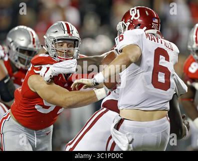 9 septembre 2017 - Columbus, OH, États-Unis - le joueur de ligne défensive de l'Ohio State Nick Bosa (97) met le quarterback de l'Oklahoma Baker Mayfield (6) au stade Ohio à Columbus, Ohio, le 9 septembre 2017. (Crédit image : © Kyle Robertson/Columbus Dispatch/TNS via ZUMA Wire) Banque D'Images