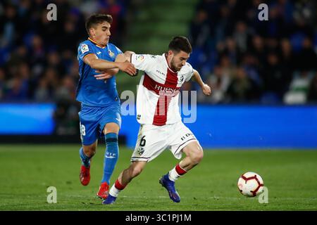 9 mars 2019 - Getafe, MADRID, ESPAGNE - moi Gomez de Huesca et Arambarri de Getafe pendant la ligue espagnole, la Liga, match de football joué entre Getafe CF et SD Huesca au stade Butarque de Getafe, Madrid, Espagne, le 9 mars 2019. (Crédit image : © AFP7 via ZUMA Wire) Banque D'Images