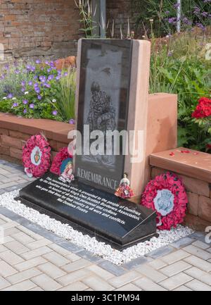 Vue rapprochée de la pierre commémorative en granit, jardin du souvenir, centre-ville de Dumfries, Écosse. Commémoration du 80e anniversaire de la Journée VE. Banque D'Images