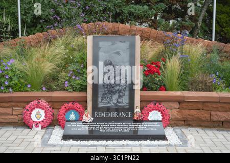 Pierre commémorative en granit, Remembrance Garden, Dumfries, Écosse. Créé pour commémorer le 80e anniversaire de la Journée VE, inauguré le 11 mai 2025. Banque D'Images