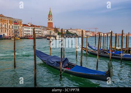 Horizon de Venise en Italie, vue depuis le quartier de Dorsoduro avec des gondoles à l'embouchure du Grand canal entrant dans la lagune vénitienne. Banque D'Images