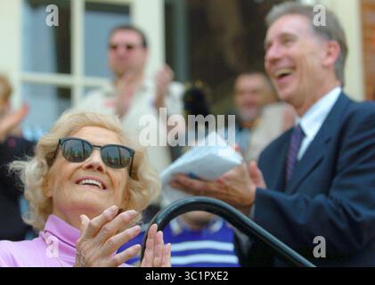 14 mai 2005 - Baltimore, MD, États-Unis - Julia Ruth Stevens, fille de Babe Ruth, applaudit avec Mike Gibbons, directeur exécutif du Babe Ruth Museum, lors des cérémonies d'ouverture au Sports Legends au musée Camden Yards le samedi 14 mai 2005. (Crédit image : © Doug Kapustin/Baltimore Sun/TNS via ZUMA Wire) Banque D'Images