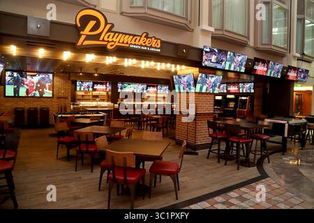 28 février 2019 - Miami, FL, États-Unis - Playmakers Sports Bar & Arcade, pour les fans regardant leur équipe à domicile sur l'un des plus de 50 écrans de télévision ou faisant leurs propres pièces légendaires à l'arcade. (Crédit image : © Susan stocker/Sun Sentinel/TNS via ZUMA Wire) Banque D'Images