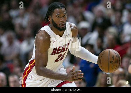 10 mars 2019 - Downtown Miami, FL, USA - Justise Winslow (20 ans), attaquant du Heat de Miami, entraîne la balle sur le terrain contre les Raptors de Toronto au cours du deuxième quart-temps, dimanche 10 mars 2019, à l'AmericanAirlines Arena du centre-ville de Miami, Floride (crédit image : © Matias J. Ocner/Miami Herald/TNS via ZUMA Wire) Banque D'Images