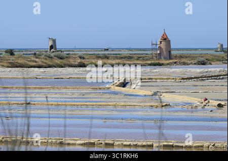 ITALIE, Sicile, Trapani, salines pour la production de sel marin / ITALIEN, Sizilien, Trapani, Salinen für Meersalz Herstellung am Stadtrand Banque D'Images