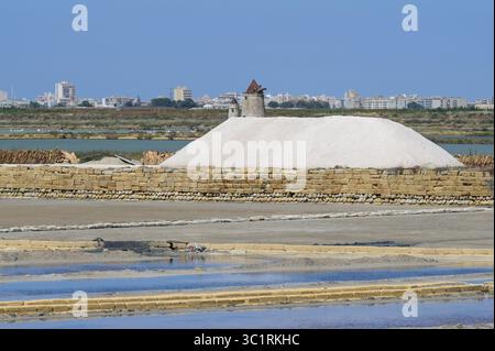 ITALIE, Sicile, Trapani, salines pour la production de sel marin / ITALIEN, Sizilien, Trapani, Salinen für Meersalz Herstellung am Stadtrand Banque D'Images