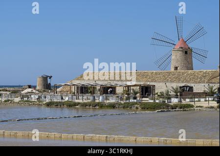 ITALIE, Sicile, Trapani, champs salins pour la production de sel de mer, musée salin avec vieux moulin à vent / ITALIEN, Sizilien, Trapani, Salinen für Meersalz Herstellung am Stadtrand, Salzmuseum mit Alter Windmühle Ala Don Quichotte Banque D'Images