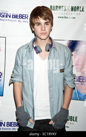 Justin Bieber signe des copies de son livre 'Justin Bieber : First Step 2 Forever : My Story' chez Barnes & Noble 5th Avenue à New York le 26 novembre 2010 Banque D'Images
