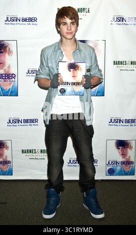 Justin Bieber signe des copies de son livre 'Justin Bieber : First Step 2 Forever : My Story' chez Barnes & Noble 5th Avenue à New York le 26 novembre 2010 Banque D'Images