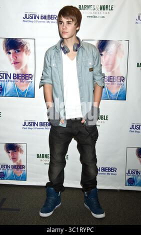 Justin Bieber signe des copies de son livre 'Justin Bieber : First Step 2 Forever : My Story' chez Barnes & Noble 5th Avenue à New York le 26 novembre 2010 Banque D'Images
