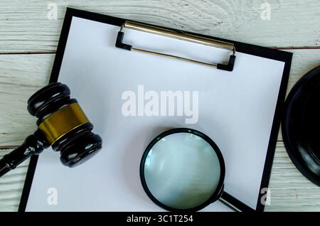 Vue de papier vierge, loupe et marteau avec espace personnalisable pour le texte. Banque D'Images