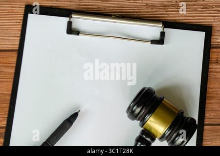 Vue de dessus de papier vierge avec marteau d'avocats avec espace personnalisable pour le texte. Banque D'Images