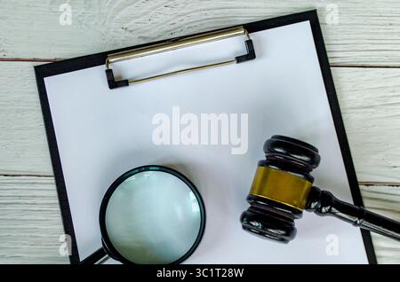 Vue de dessus de papier vierge, loupe et marteau avec espace personnalisable pour le texte. Banque D'Images