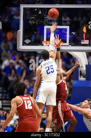 15 mars 2019 ; L'attaquant des Wildcats du Kentucky PJ Washington (25) claque la balle contre l'Alabama Crimson Tide lors d'un match de championnat de la SEC entre l'Alabama Crimson Tide vs Kentucky Wildcats à Bridgestone Arena à Nashville, TN (crédit photo : Steve Roberts/Cal Sport Media)(crédit image : &copy ; Steve Roberts/Cal Sport Media/CSM via ZUMA Wire) Banque D'Images