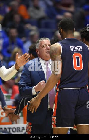 15 mars 2019 ; Bruce Pearl, entraîneur-chef des Auburn Tigers, discute avec ses joueurs lors d'un match de championnat de la SEC opposant les Auburn Tigers vs South Carolina Gamecocks au Bridgestone Arena à Nashville, TN (crédit photo obligatoire : Steve Roberts/Cal Sport Media)(crédit image : © Steve Roberts/Cal Sport Media/Cal Sport Media) Banque D'Images