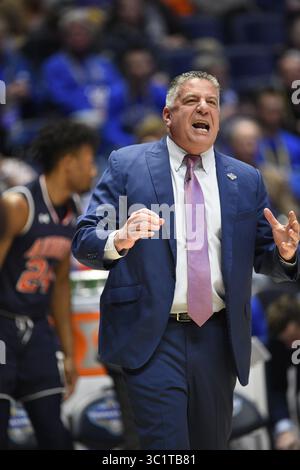 15 mars 2019 ; Bruce Pearl, entraîneur-chef des Auburn Tigers, discute avec ses joueurs lors d'un match de championnat de la SEC opposant les Auburn Tigers vs South Carolina Gamecocks au Bridgestone Arena à Nashville, TN (crédit photo obligatoire : Steve Roberts/Cal Sport Media)(crédit image : © Steve Roberts/Cal Sport Media/Cal Sport Media) Banque D'Images
