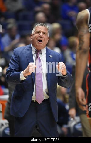 15 mars 2019 ; Bruce Pearl, entraîneur-chef des Auburn Tigers, discute avec ses joueurs lors d'un match de championnat de la SEC opposant les Auburn Tigers vs South Carolina Gamecocks au Bridgestone Arena à Nashville, TN (crédit photo obligatoire : Steve Roberts/Cal Sport Media)(crédit image : © Steve Roberts/Cal Sport Media/Cal Sport Media) Banque D'Images