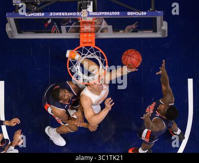 17 mars 2019 ; l'attaquant des bénévoles du Tennessee Grant Williams (2) monte et passe sous le panier contre les Auburn Tigers lors d'un match de championnat SEC entre les bénévoles du Tennessee vs Auburn Tigers au Bridgestone Arena à Nashville, TN (crédit photo obligatoire : Steve Roberts/Cal Sport Media)(crédit image : &copy ; Steve Roberts/Cal Sport Media/CSM via ZUMA Wire) Banque D'Images