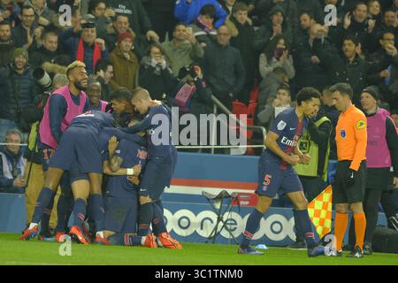 17 mars 2019 - Paris, Ile de France, France - Joy of Paris SG team après le deuxième but de Midfield ANGEL di MARIA lors du championnat de France de football, Ligue 1 Conforama entre le Paris Saint Germain et l'Olympique de Marseille au Parc des Princes Stadium -Paris - France..Paris SG a gagné 3-1 (crédit image : © Pierre Stevenin/ZUMA Wire) Banque D'Images