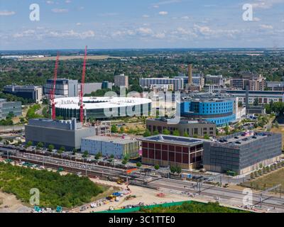 La photo datée du 18 juillet 2025 montre une vue aérienne du siège social d'AstraZeneca (bâtiment blanc) sur le campus de recherche biomédicale de Cambridge. Le C Banque D'Images