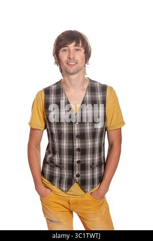 Un jeune homme présente une tenue tendance avec un gilet à carreaux et une chemise jaune. Banque D'Images