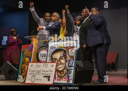 27 avril 2018 - Sacramento, Californie, États-Unis - le révérend Al Sharpton, au centre, mène un chant de solidarité pour Stephon Clark avec le frère de Clark Stevante Clark et l'avocat Benjamin Crump à l'occasion du 1er anniversaire de la mort de Clark le lundi 18 mars 2019 à Sacramento. Stephon Clark a été abattu par la police de Sacramento dans la cour arrière de ses grands-parents à Meadowview. Aucune arme n'a été trouvée, seulement son téléphone portable. (Crédit image : © Renee C. Byer/Sacramento Bee via ZUMA Wire) Banque D'Images