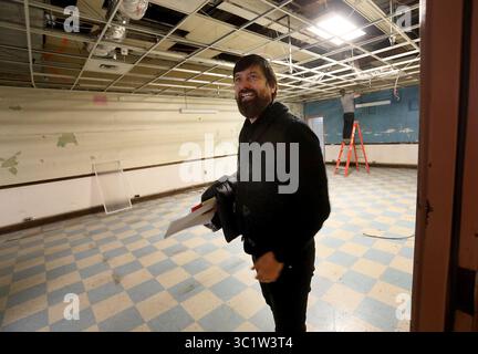 12 mars 2019 - Minneapolis, MN - Minnesota, US - le pasteur Paul Marzhan est surtout connu comme le chef de trois églises de banlieue. Mais HGTV pourrait le transformer en une plus grande star. Marzhan se lance dans un nouveau rôle de palme d'église. Ici, Marzhan, vu dans un ancien bâtiment caritatif catholique, fermé en 2012, mardi 12 mars 2019, à Minneapolis, MN. Marzhan et Breaktrhough Minnistries réhabitent le bâtiment de 18 000 pieds carrés en un programme de repas et salle à manger ainsi qu'un hôtel pour les missionnaires urbains.]....DAVID Joles â€¢david.joles@startribune.com....Pasteur Paul Marzhan est mieux connu sous le nom Banque D'Images