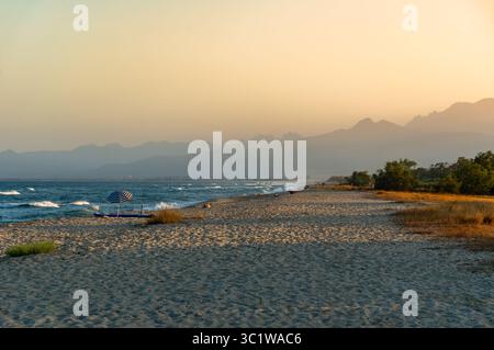 lever de soleil sur les montagnes avec brouillard sur la côte de la mer méditerranée île corse Banque D'Images