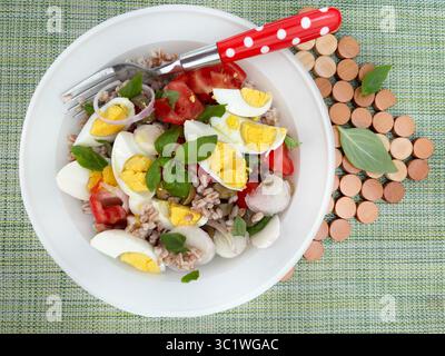 Salade d'épeautre maison avec œufs durs, légumes frais et basilic. Salade d'épeautre. Nourriture saine. Directement au-dessus. Banque D'Images