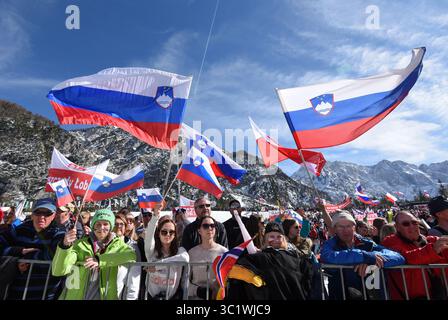 22 mars 2019 - Planica, Slovénie - des spectateurs sont vus acclamer lors de la compétition individuelle de la Coupe du monde de saut à ski FIS Flying Hill à Planica. (Crédit image : © Milos Vujinovic/SOPA images via ZUMA Wire) Banque D'Images