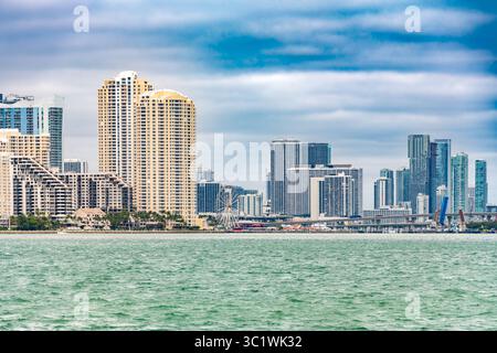 Centre-ville de Miami et horizon de Brickell, avec Port Boulevard et Skyviews Miami Wheel sur un ciel spectaculaire. Banque D'Images