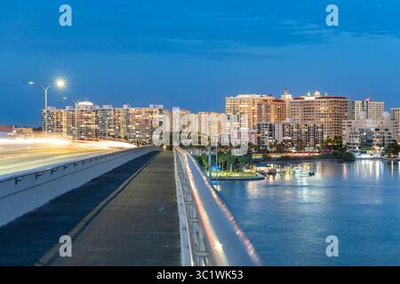Downtown Sarasota, Floride, États-Unis : une ville dynamique en bord de mer avec un mélange de bâtiments modernes et classiques sous un ciel crépusculaire. Banque D'Images